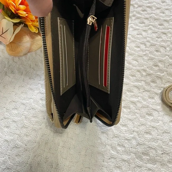 Elegant Gold Phone Wallet with Strap - Picture 4 of 6